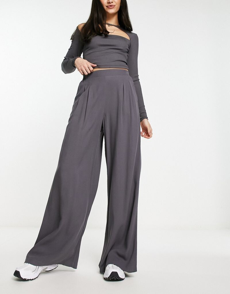 

Серые широкие брюки ASOS DESIGN
