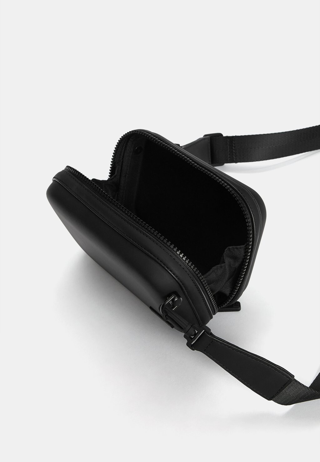 

Сумка через плечо RIGID RUBBERISED PULL&BEAR, черный