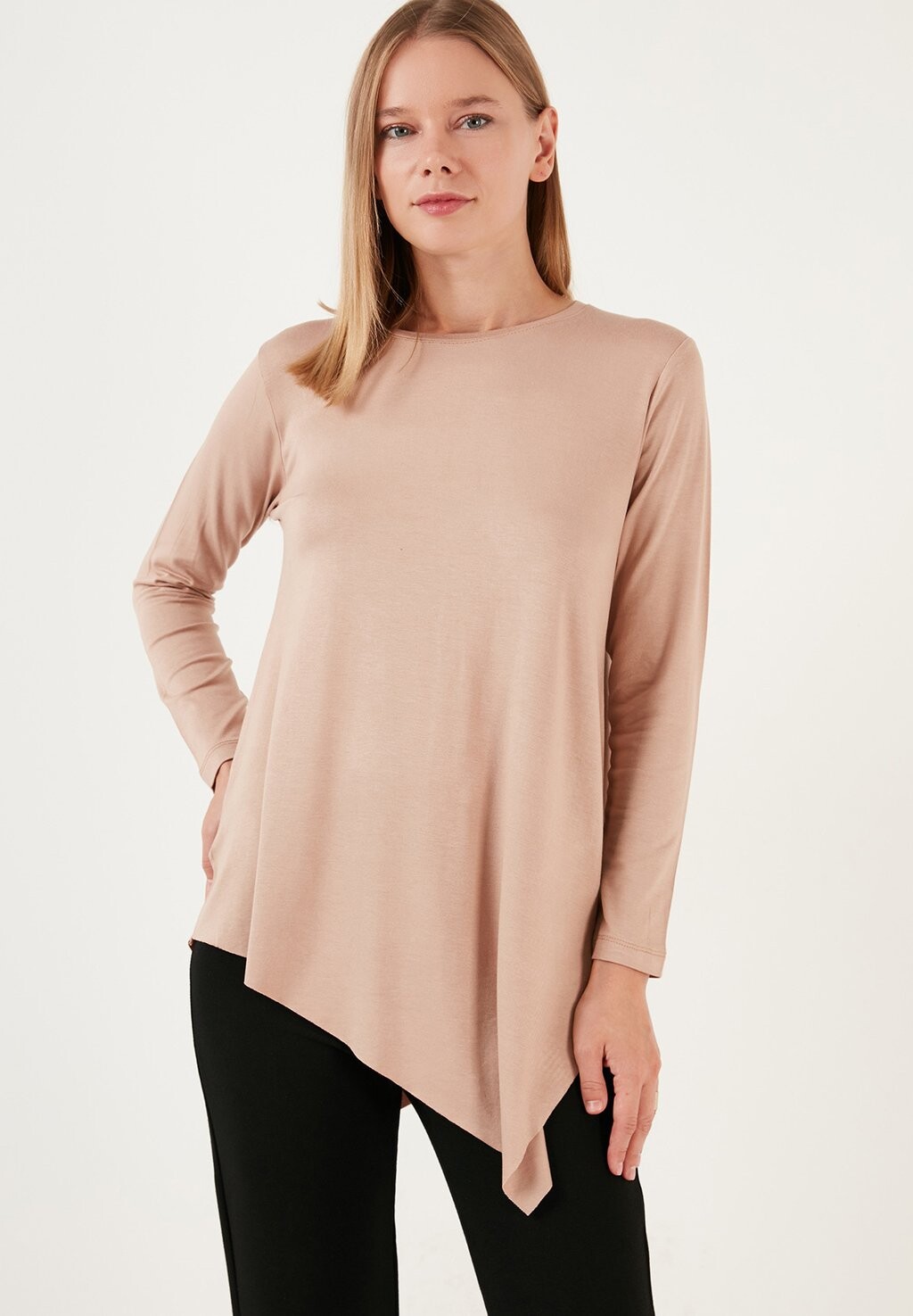 

Блузка ASYMMETRIC CUT CREW NECK LELA, цвет biscuit