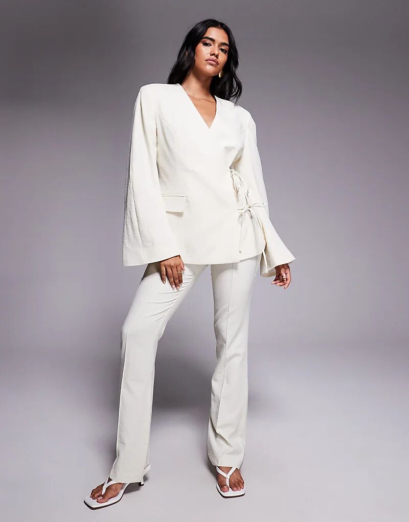 

Классические брюки-клеш из льняного материала от ASOS DESIGN в цвете пахты