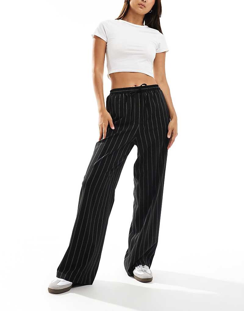

ASOS DESIGN – Черные зауженные брюки в полоску без шнурков