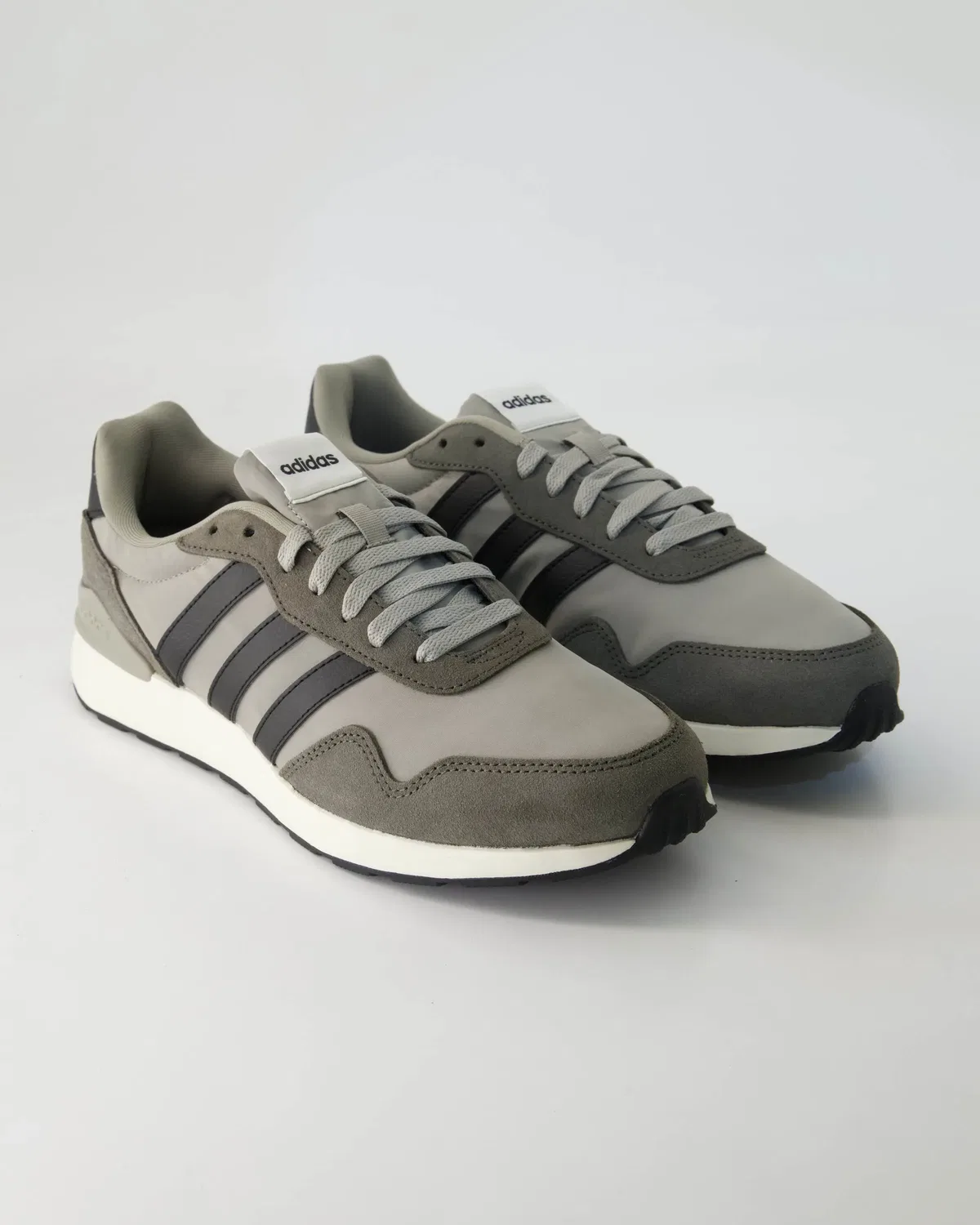 Кроссовки низкие кожаные Adidas, серый