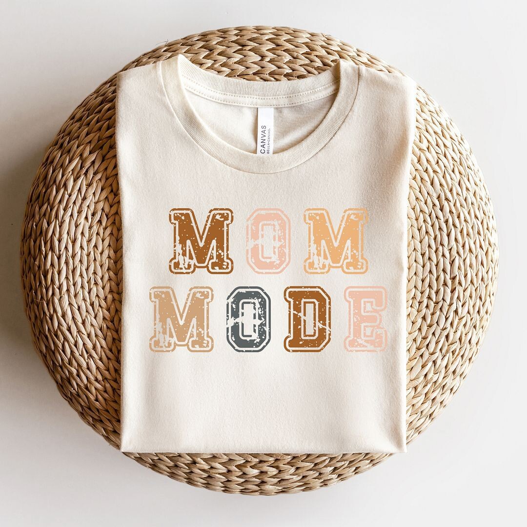 

Яркая футболка Mom Mode с короткими рукавами и рисунком Simply Sage Market