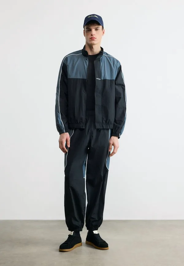 Куртка с цветовыми блоками, ветровка для поездок на работу. Calvin Klein, Black/Turbulence — фото 2