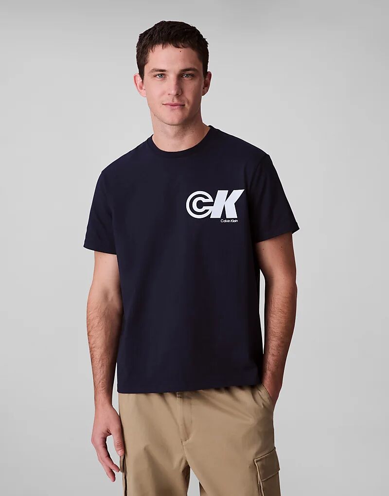 

Футболка Calvin Klein Jeans с принтом на спине в темно-синем цвете