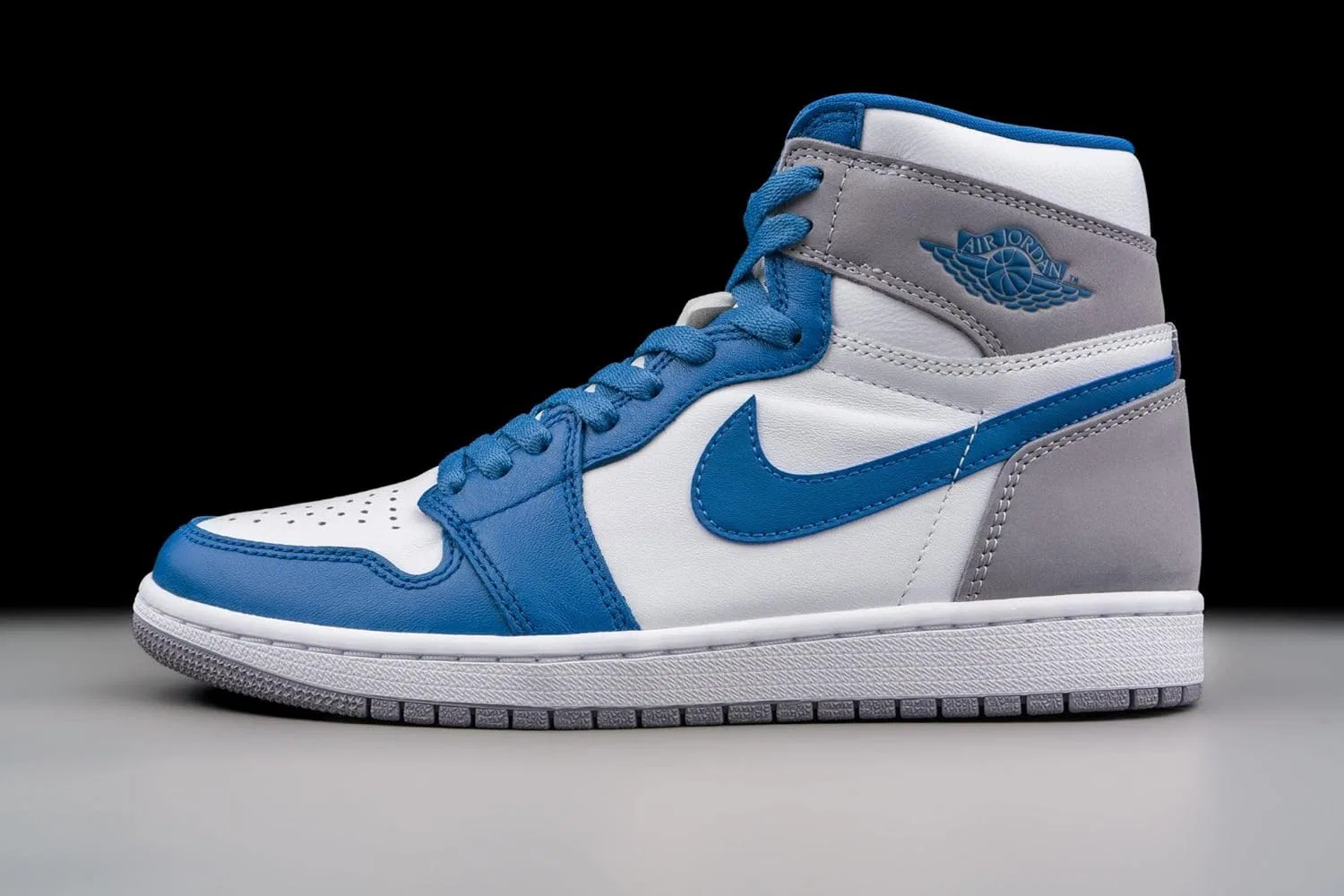 Кроссовки мужские Nike Air Jordan 1 Retro High OG, цвет True Blue/White/Cement Grey — фото 2
