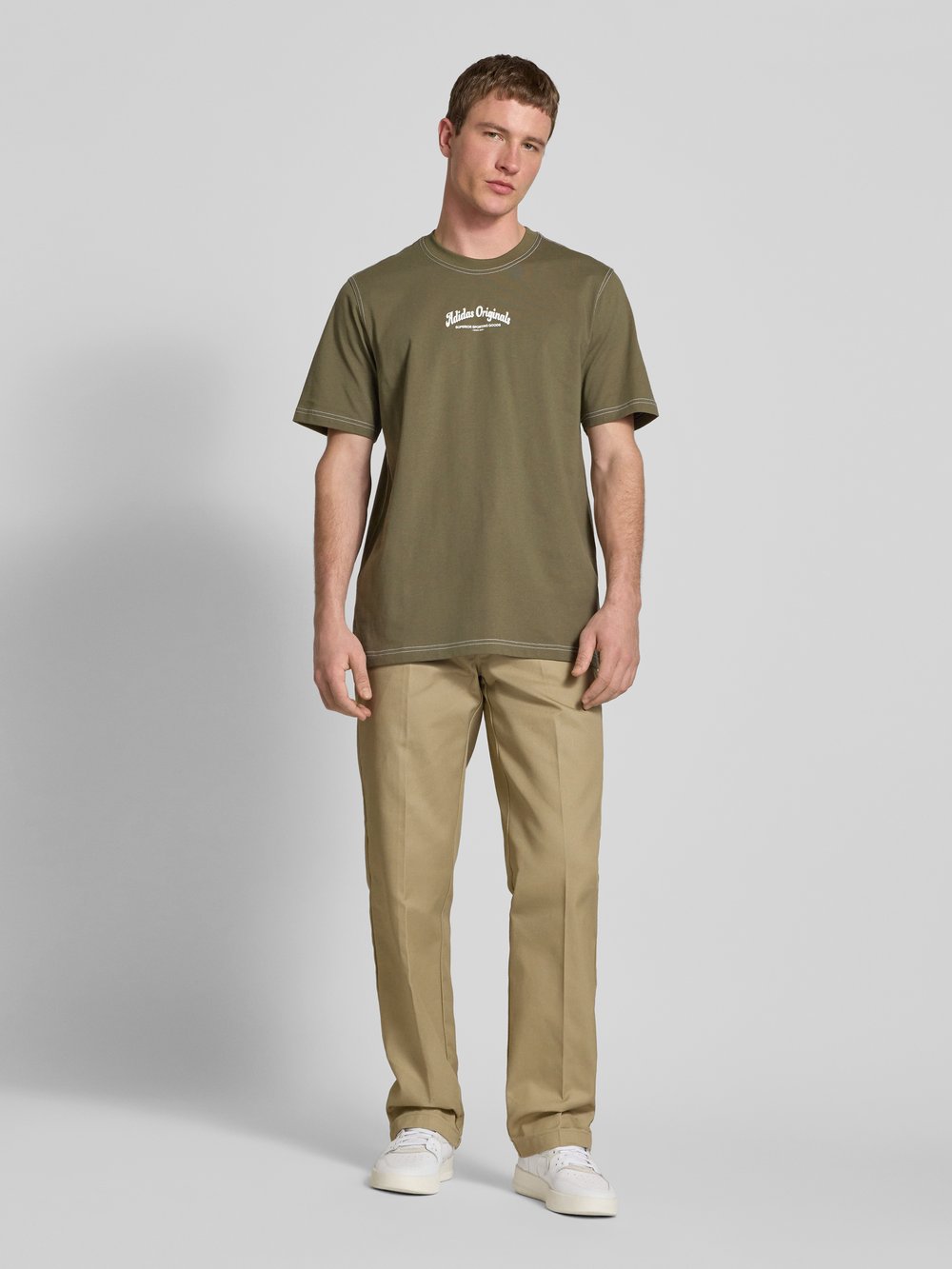 

Футболка с этикеткой adidas Originals, оливковый