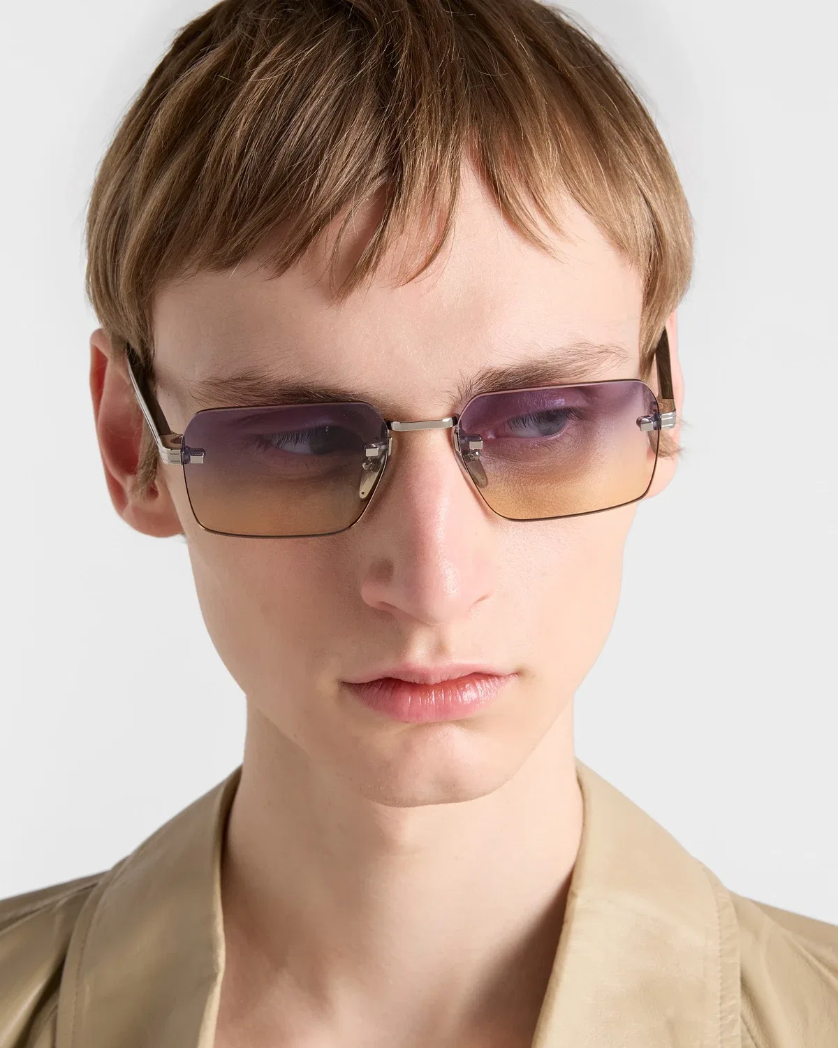Солнцезащитные очки с культовой металлической табличкой Prada, фиолетовый — фото 2