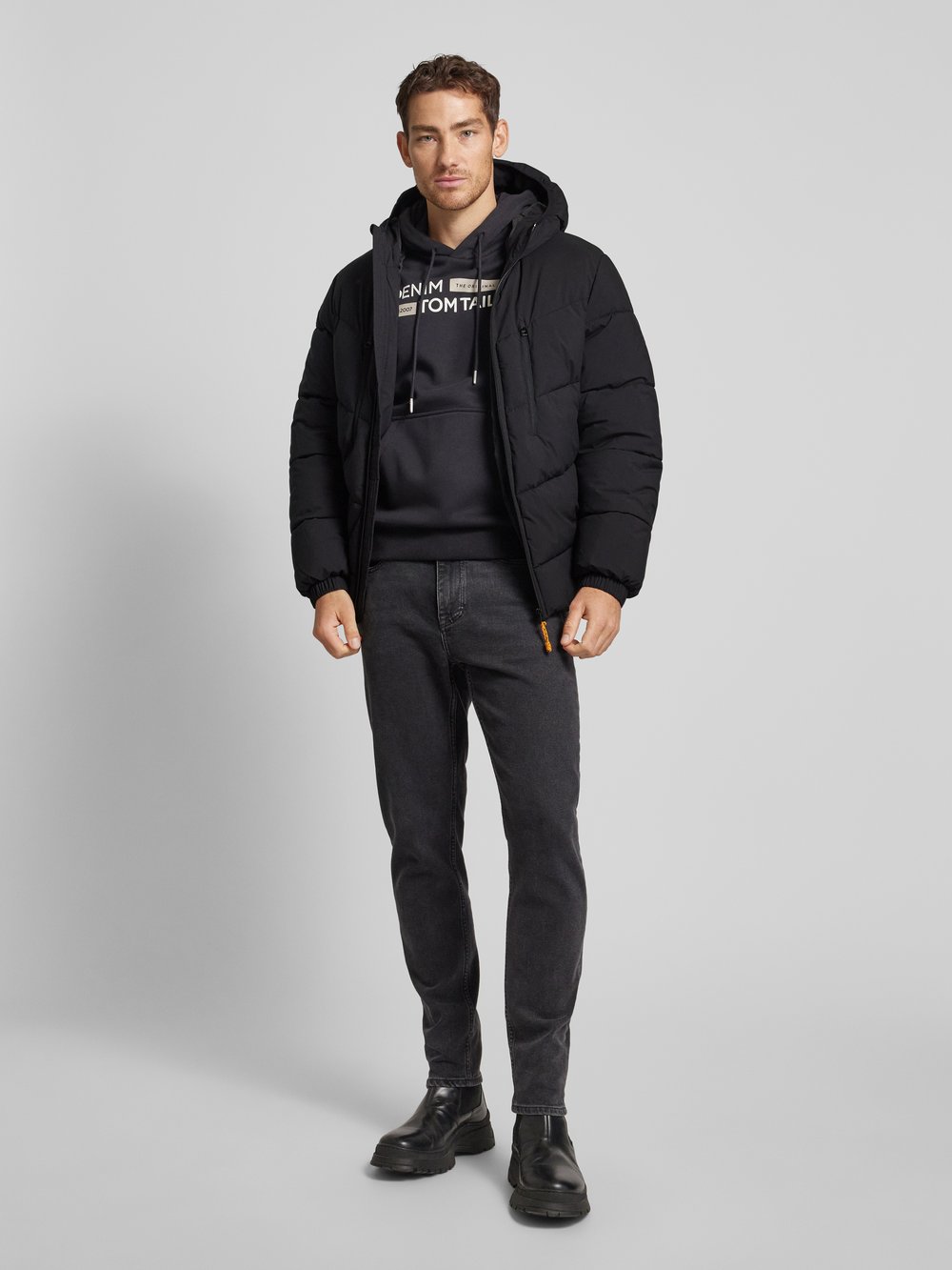 

Стеганая куртка прямого кроя с капюшоном и пришитыми этикетками Tom Tailor Denim, черный