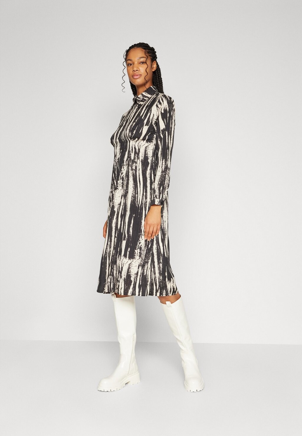 

Летнее платье Onlwoodie Л/С Молния Б.К. Dress Ex Ptm ONLY, цвет cloud dancer aop:annie graphic