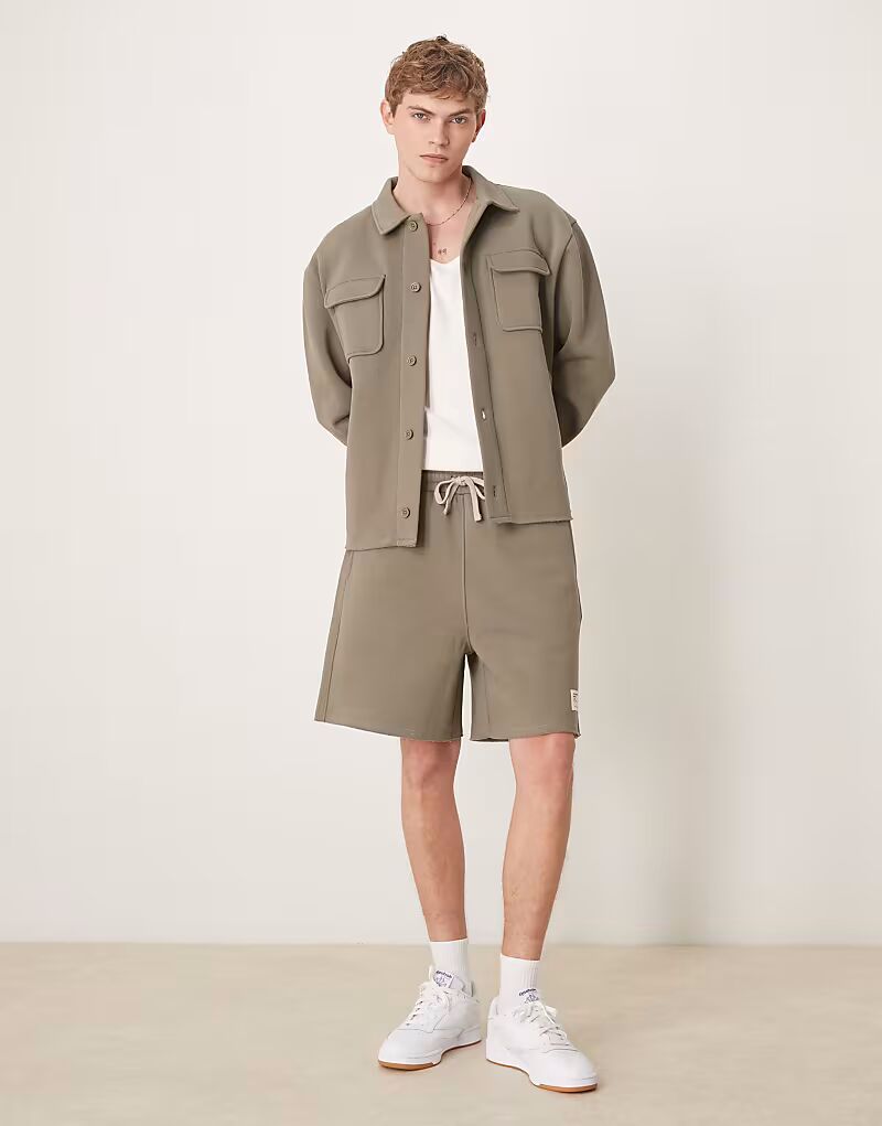 

Короткие свободные шорты ASOS DESIGN цвета хаки с тканой нашивкой и необработанным краем