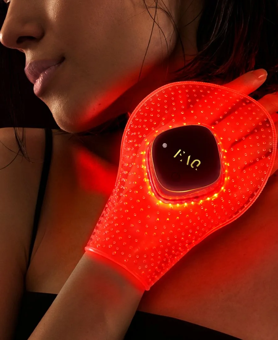 FOREO FAQ 221 Силиконовая маска для рук со светодиодной подсветкой и ближним инфракрасным излучением — фото 4