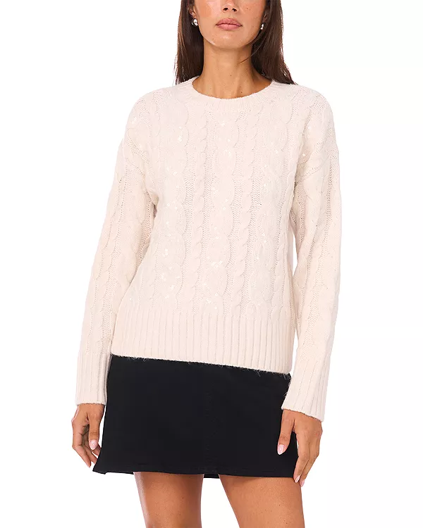 

Свитер с длинными рукавами и круглым вырезом, связанный косами, с пайетками. Vince Camuto, белый