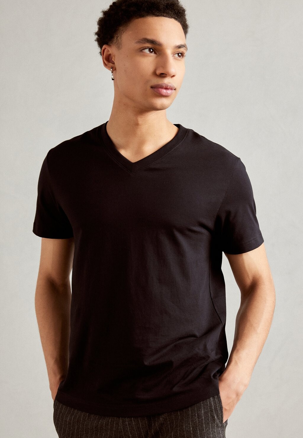 

Футболка базовая V-NECK REGULAR FIT Esprit, цвет black