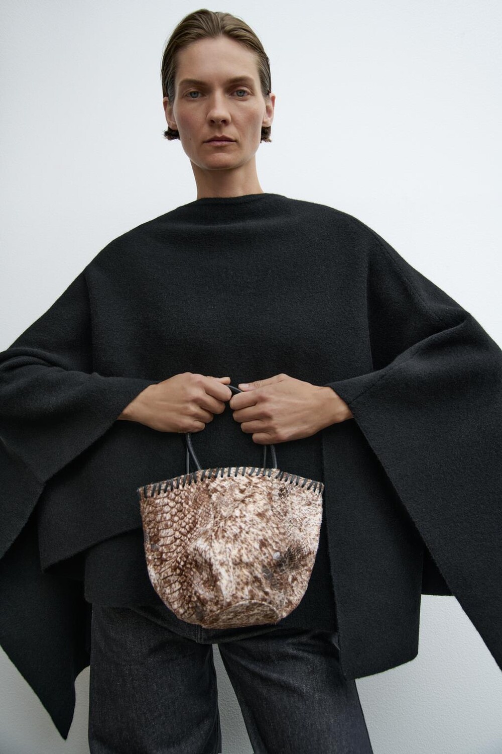 

Мини-сумка-ведомо из кожи с животным принтом ZARA, коричневый