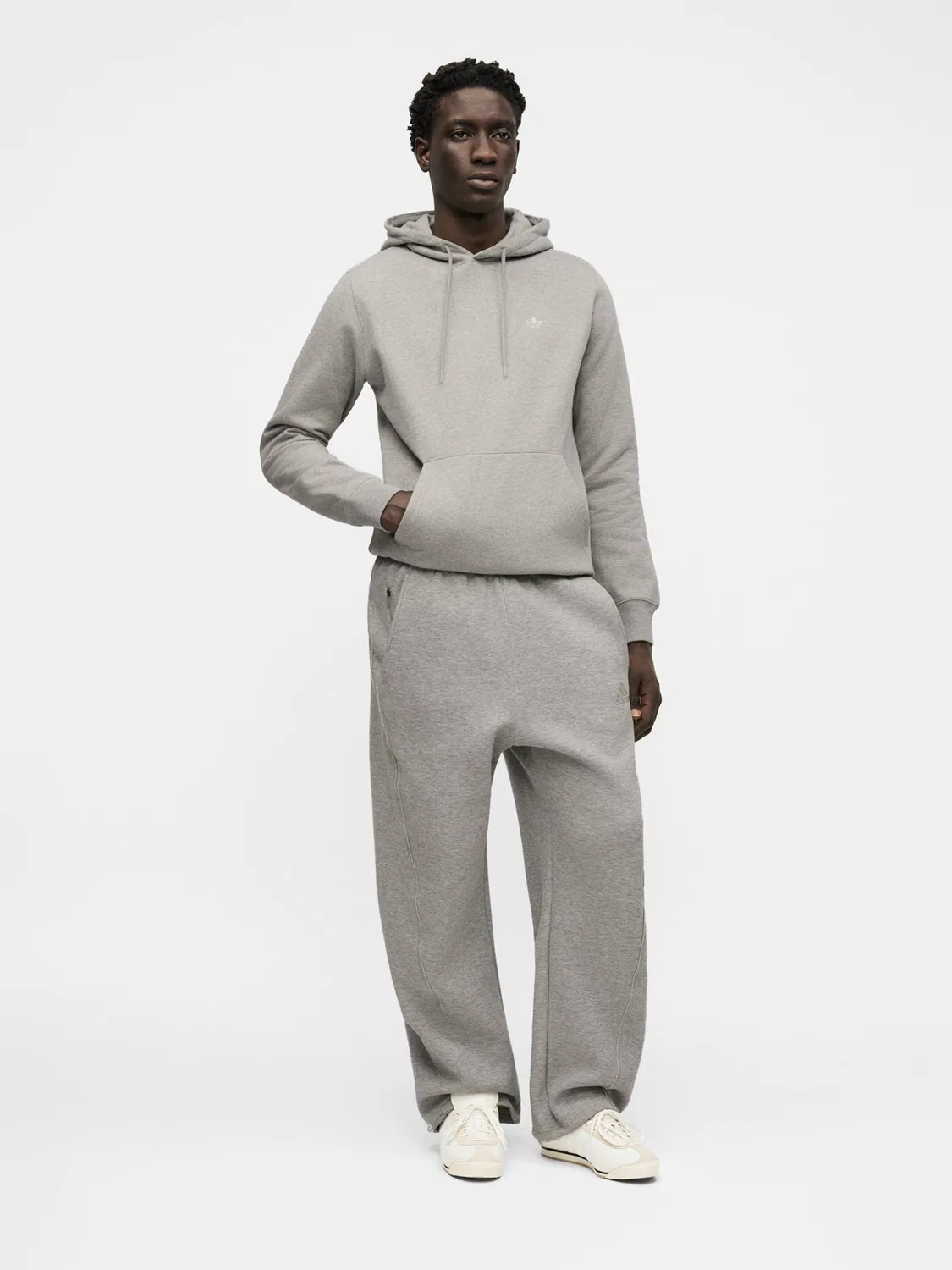Толстовка Adidas Originals Essentials серого цвета — фото 4
