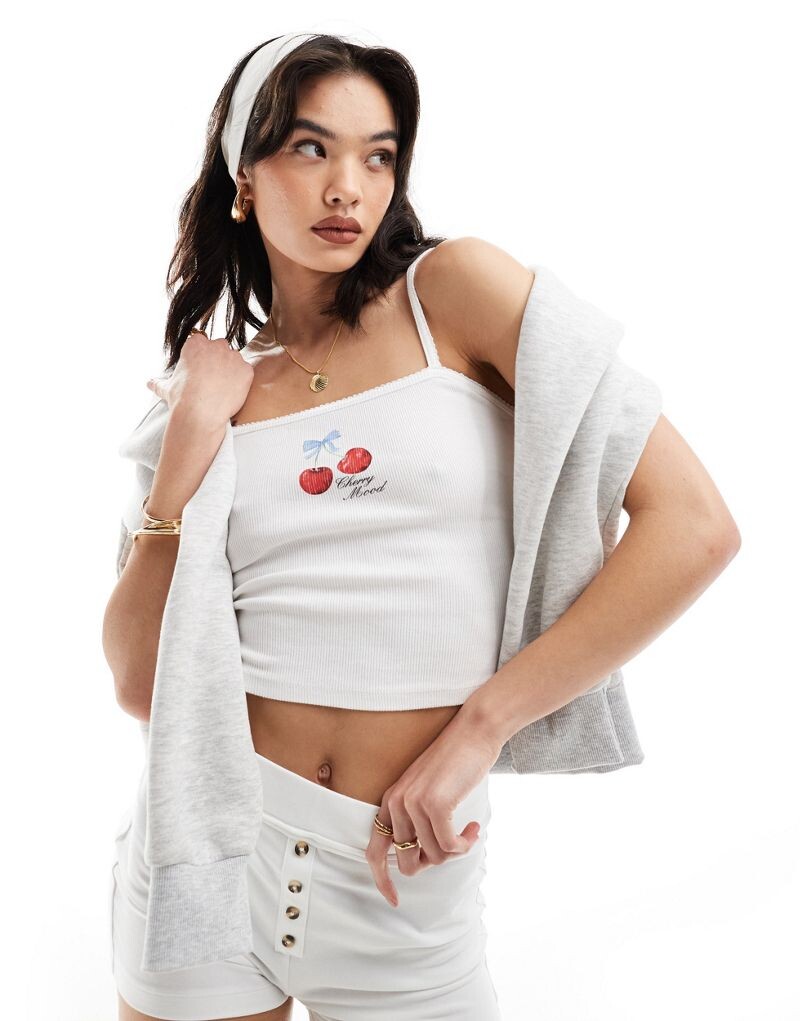 

Белая футболка с рисунком вишневого цвета Pull&Bear