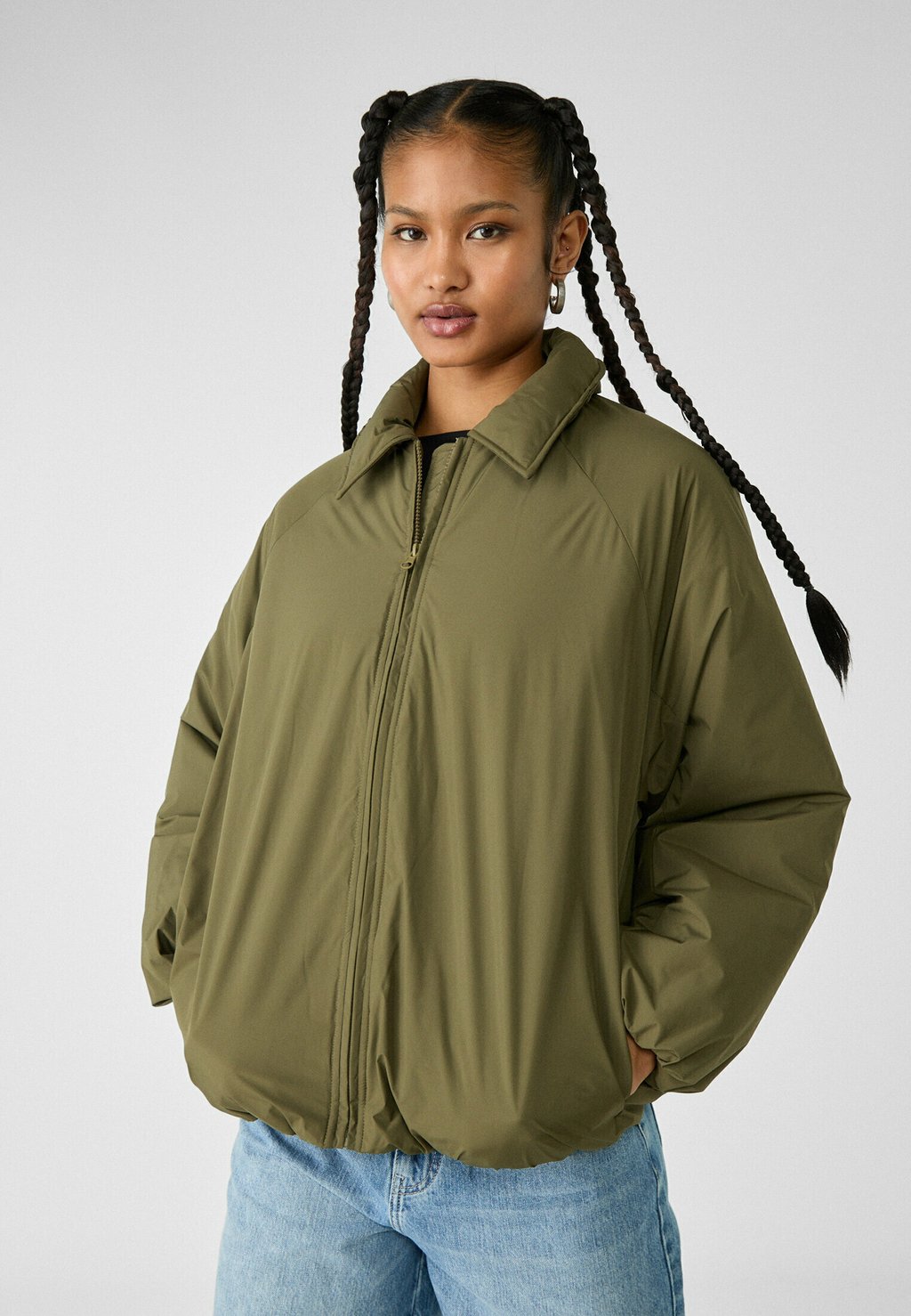 

Легкая куртка PUFFER Stradivarius, хаки