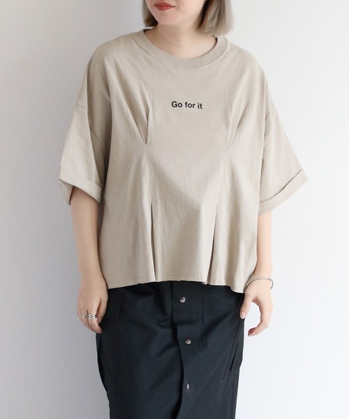 

Футболка с коротким рукавом, заправленный перед Cepo, бежевый