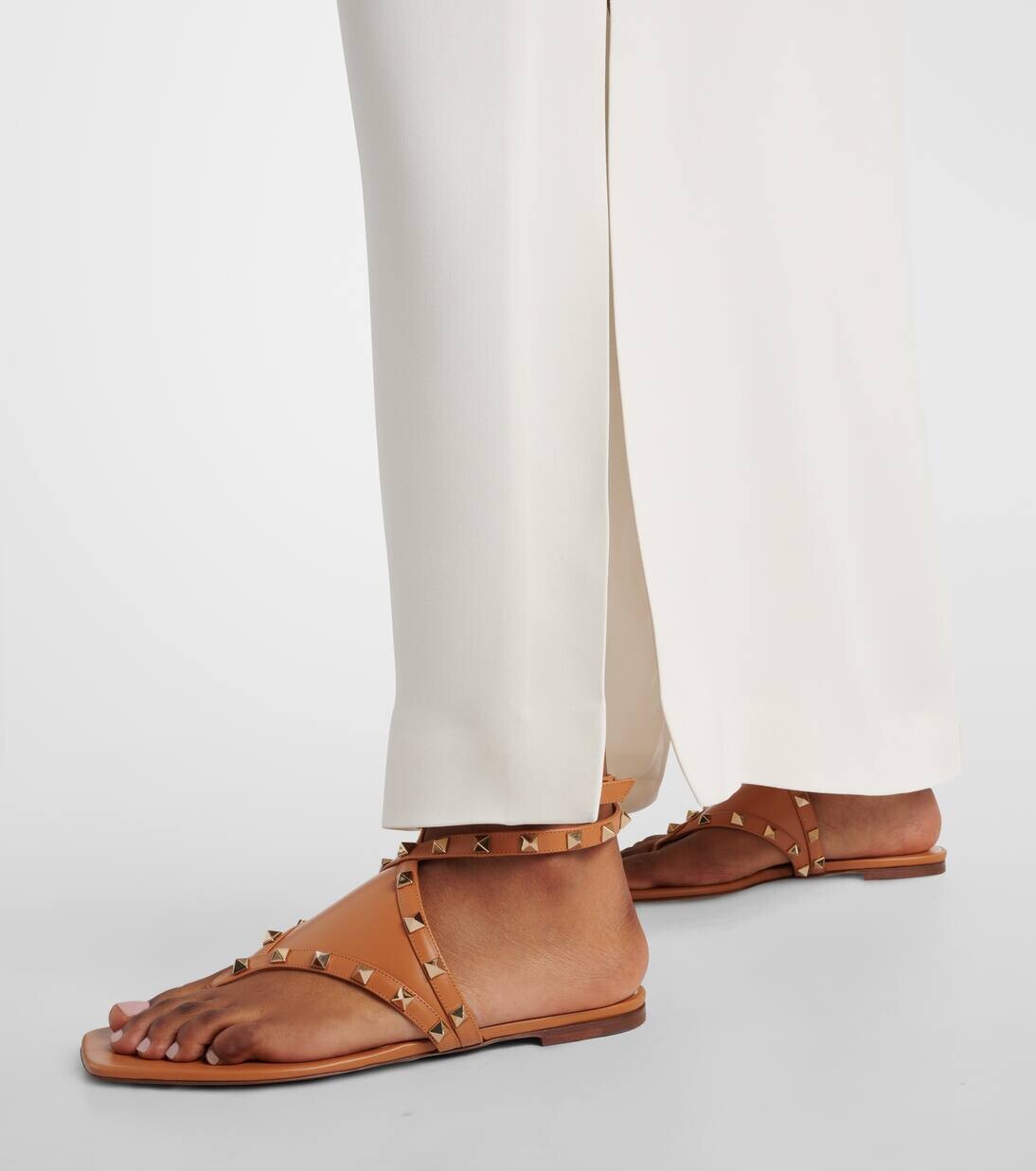 Сандалии Rockstud из кожи с ремешками Valentino Garavani, цвет almond beige — фото 4