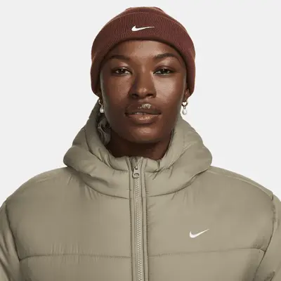 

Шапка Nike Terra Swoosh Beanie, цвет Dark Pony/White