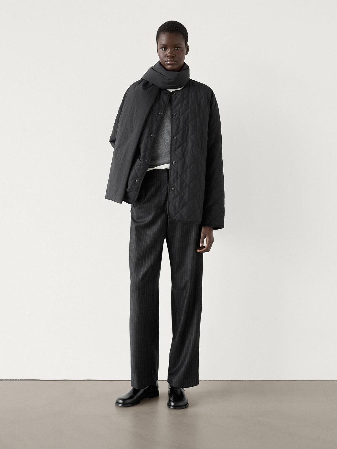 

Стеганая куртка с ромбовидным узором и шарфом Massimo Dutti, черный