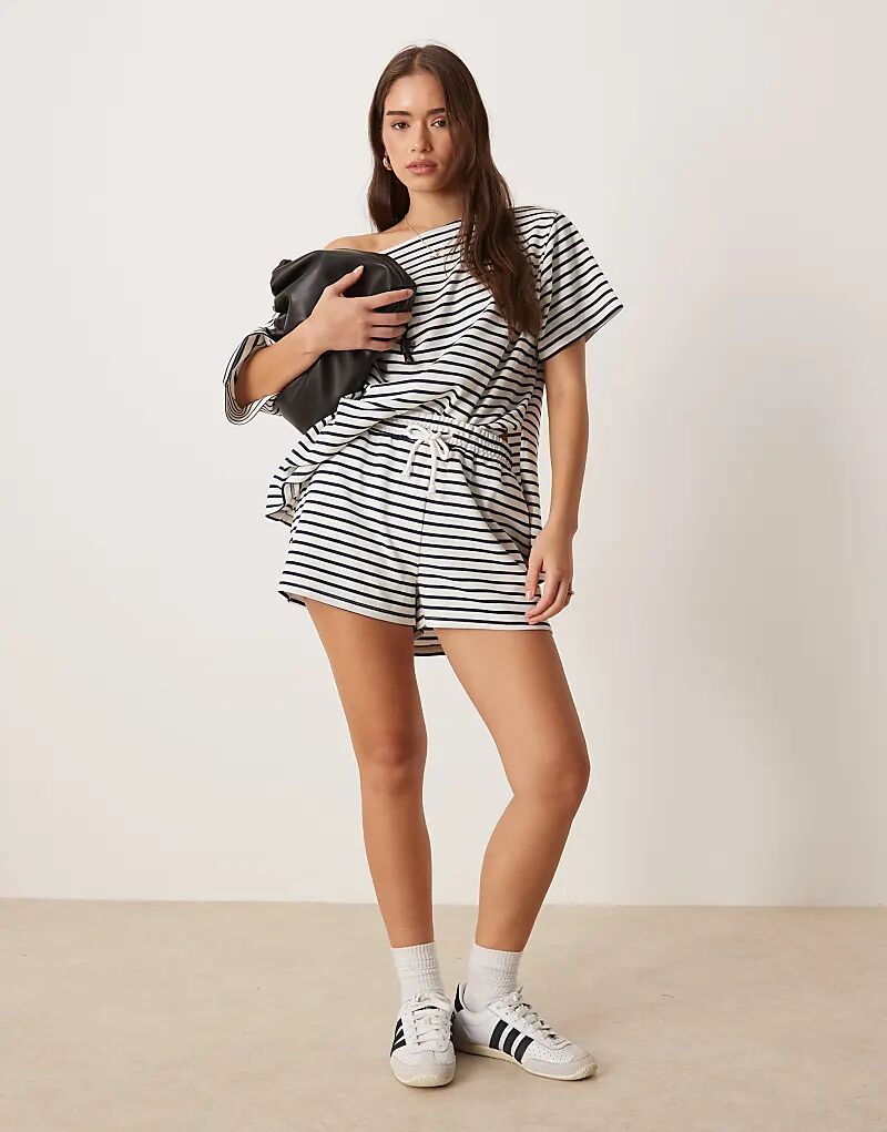

Короткие шорты ASOS DESIGN из комбинезона в темно-синей и белой полоске