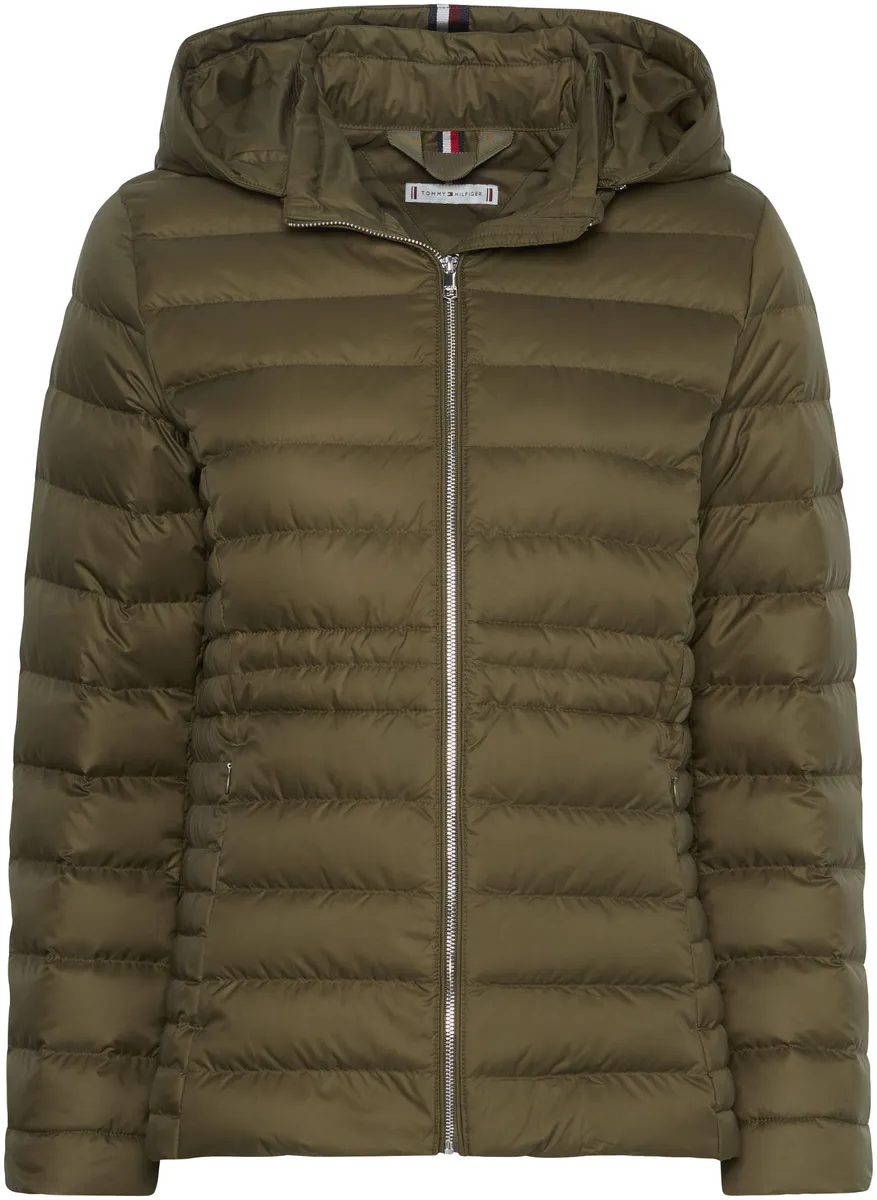 

Пуховик Tommy Hilfiger "FEMININE LW DOWN JACKET", с капюшоном, с фирменным лейблом Tommy Hilfiger, зеленый