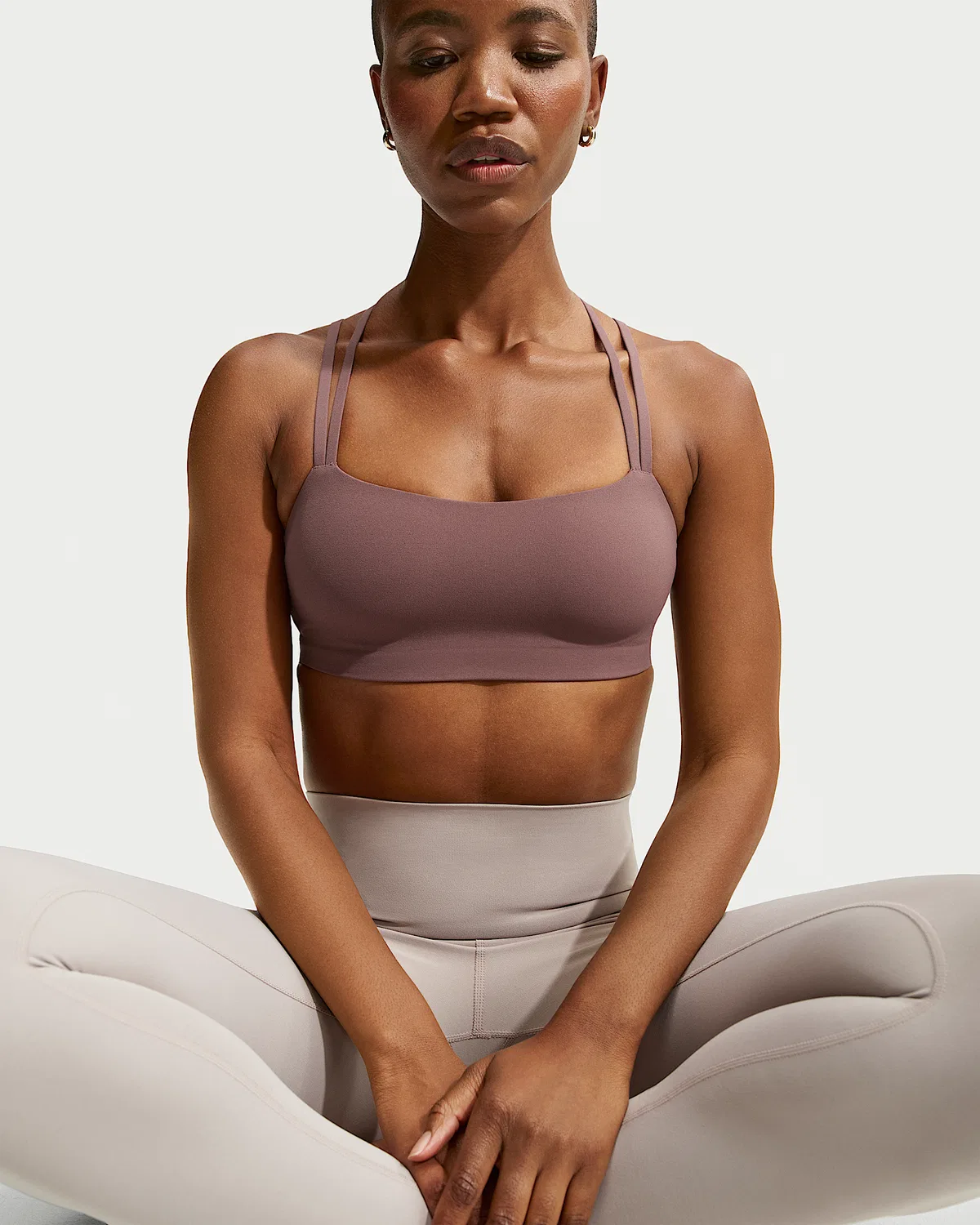 Женский спортивный бюстгальтер Nike Zenvy Strappy с легкой поддержкой и чашками, Tattoo/White — фото 3