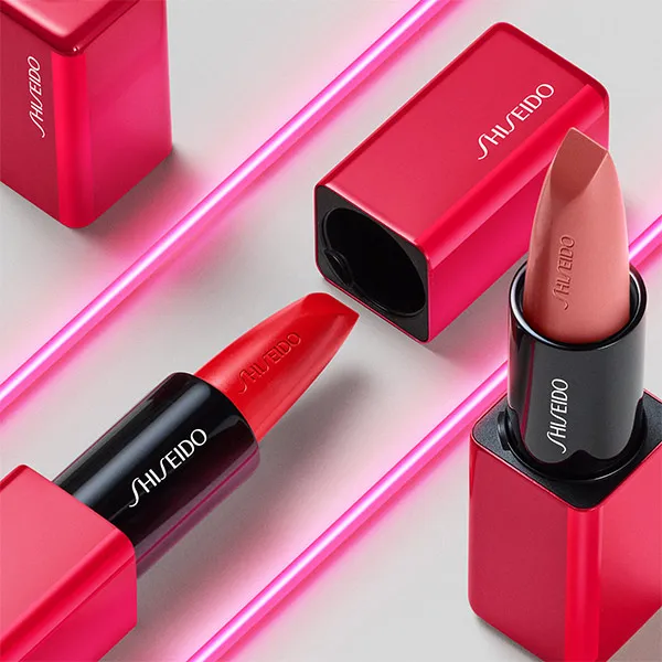 Губная помада с полным покрытием Technosatin Gel Lipstick Shiseido, цвет short circuit — фото 4