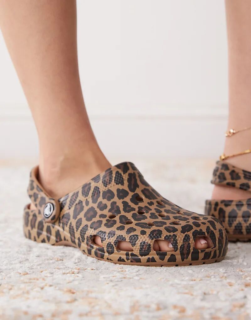 Классические сабо Crocs с леопардовым принтом коричневого цвета — фото 3