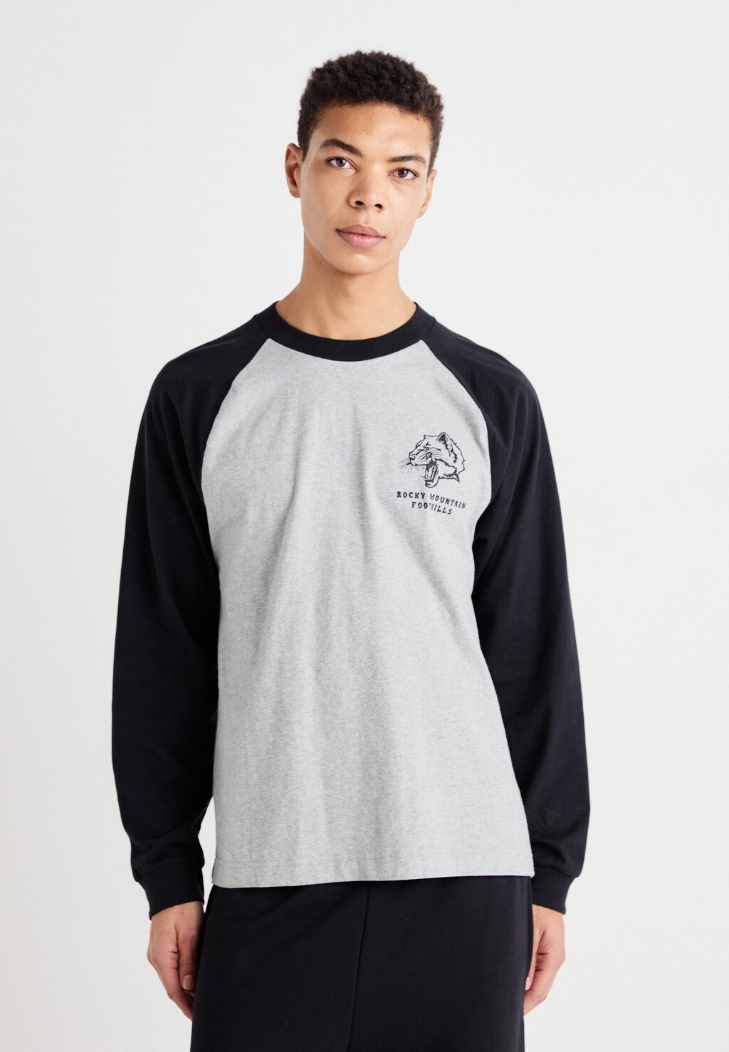 

Топ с длинными рукавами BOXY RAGLAN GRAPHIC Hollister Co., черный