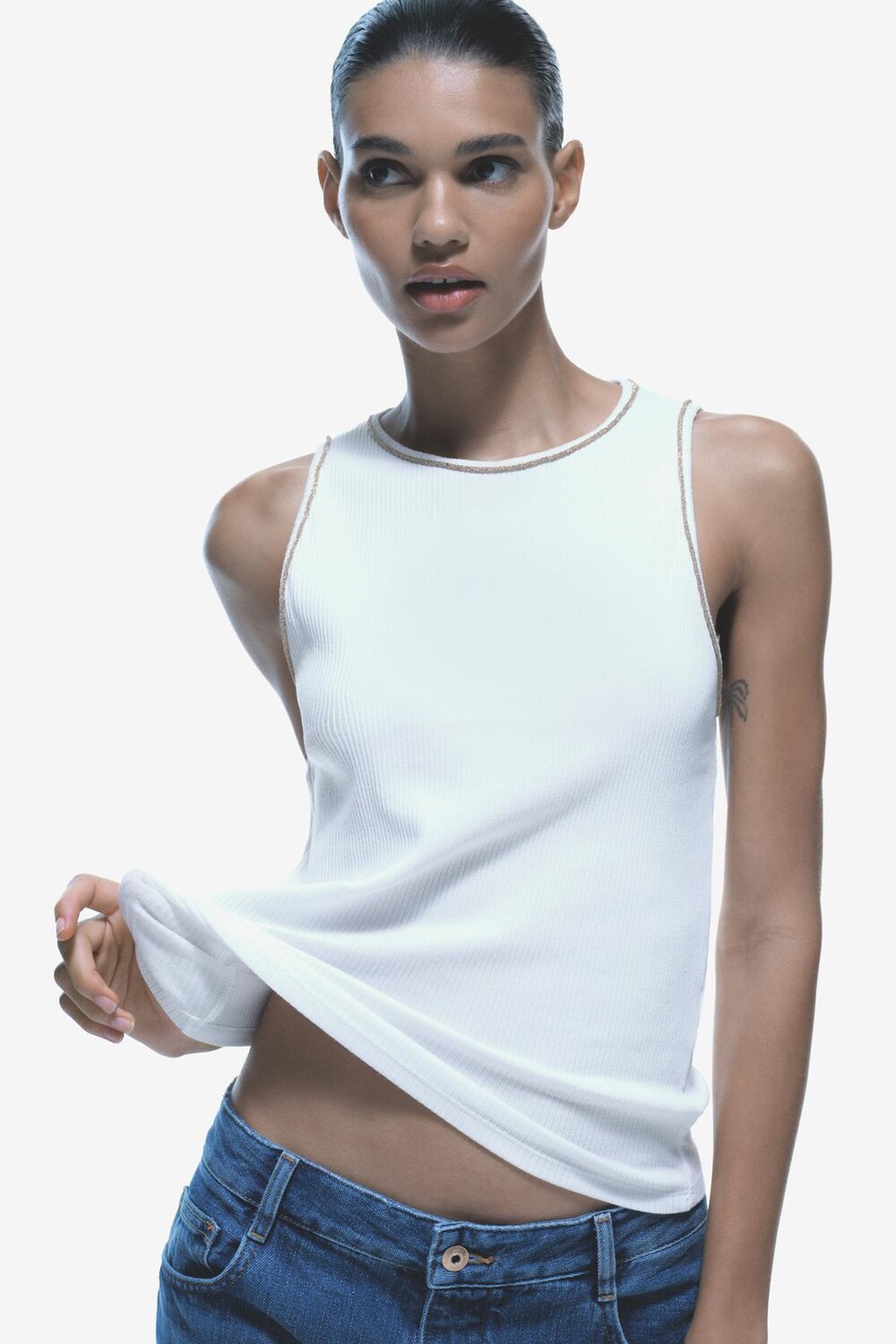 

Блестящая футболка ZARA, золотой