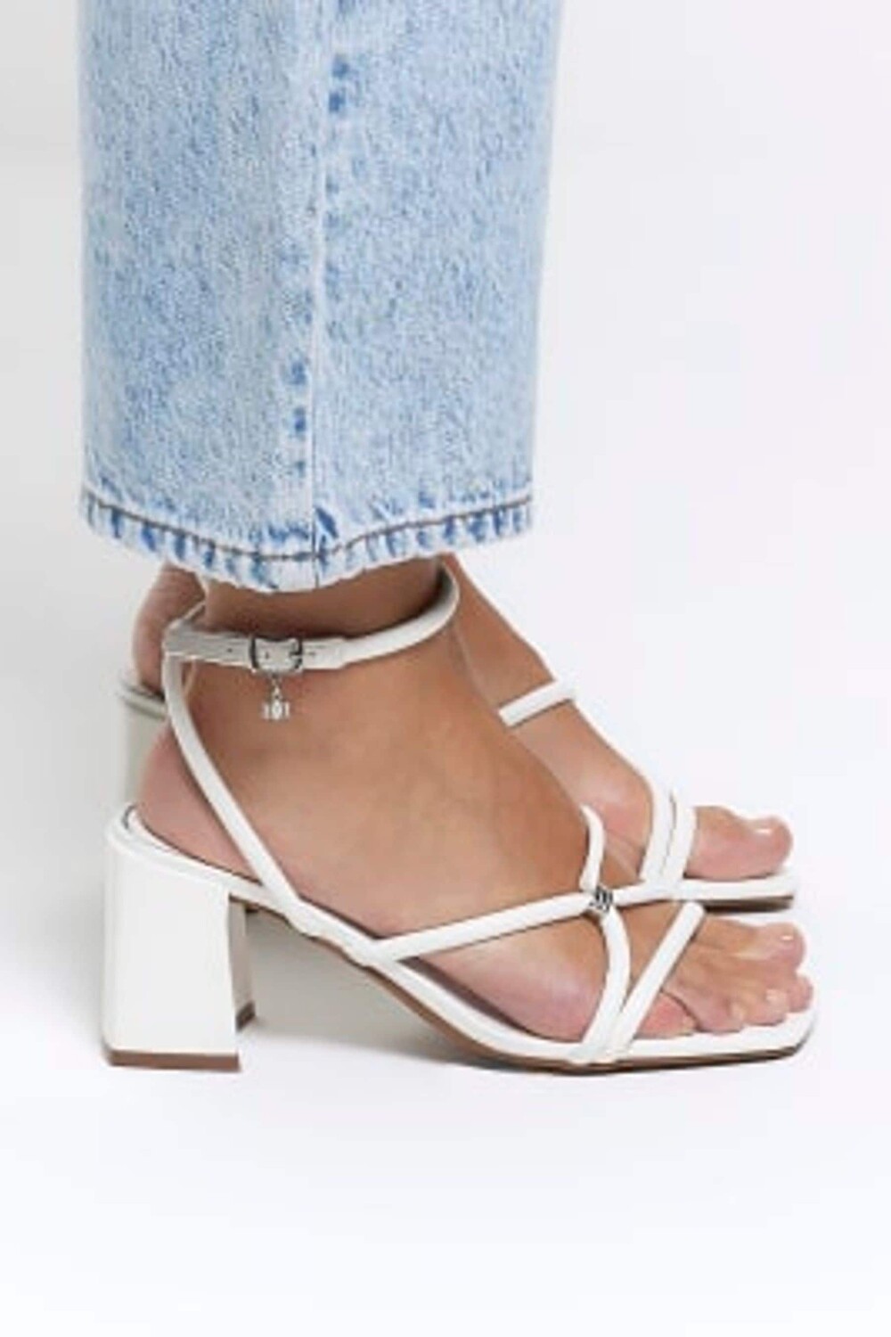 

Босоножки на высоком каблуке с ремешками River Island, белый