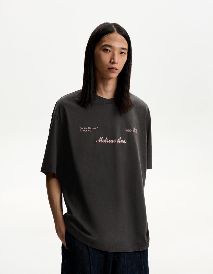

Футболка с коротким рукавом и вышивкой Bershka, серый