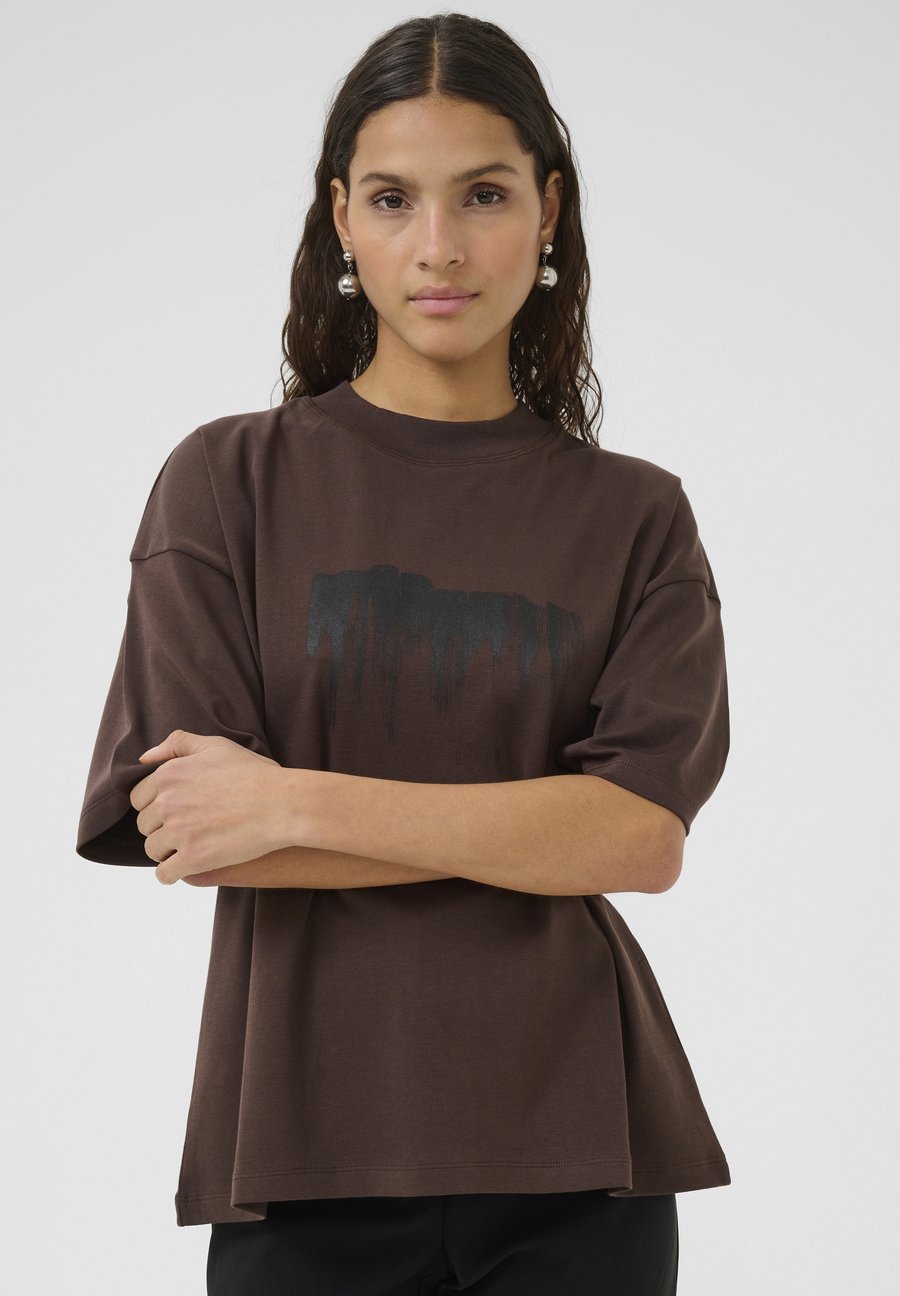 

Футболка Karen by Simonsen Print T-shirt, Bracken/Brown, Коричневый, Футболка Karen by Simonsen Print T-shirt, Bracken/Brown