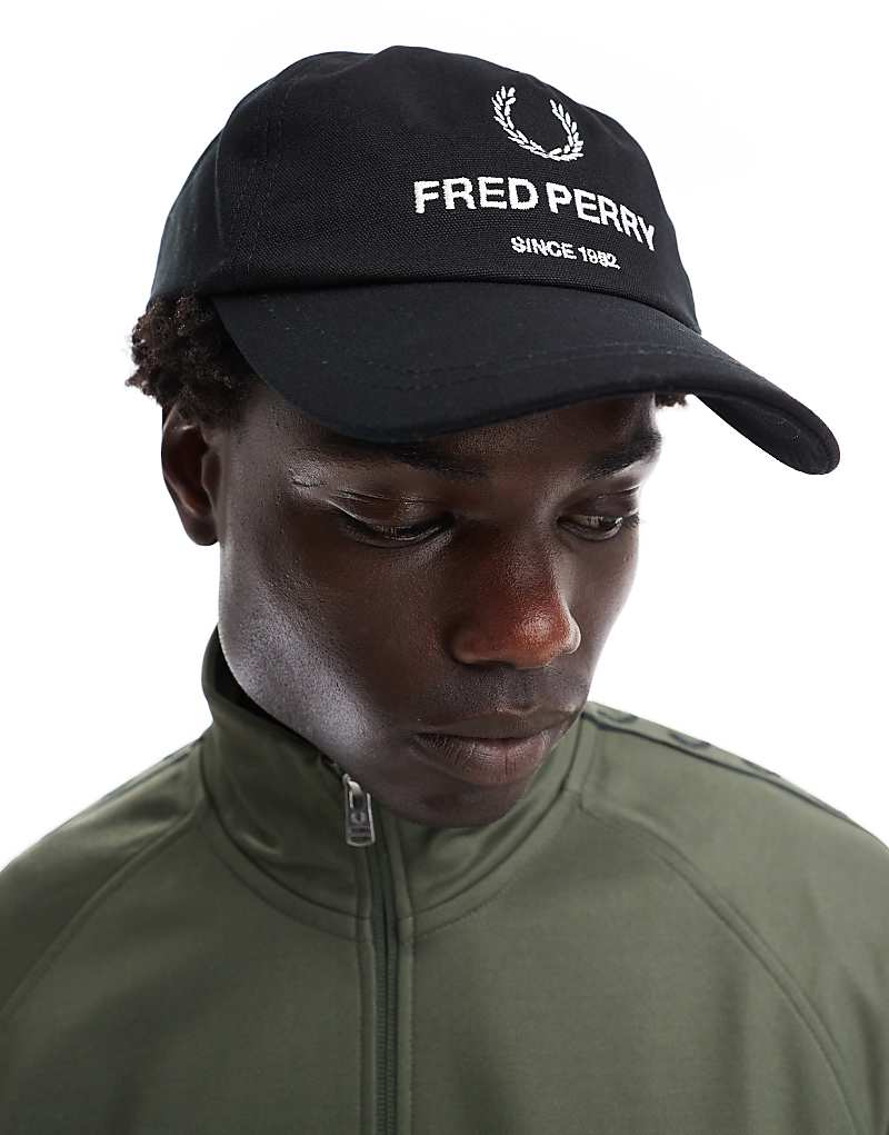 

Черная бейсболка Fred Perry с вышитым логотипом