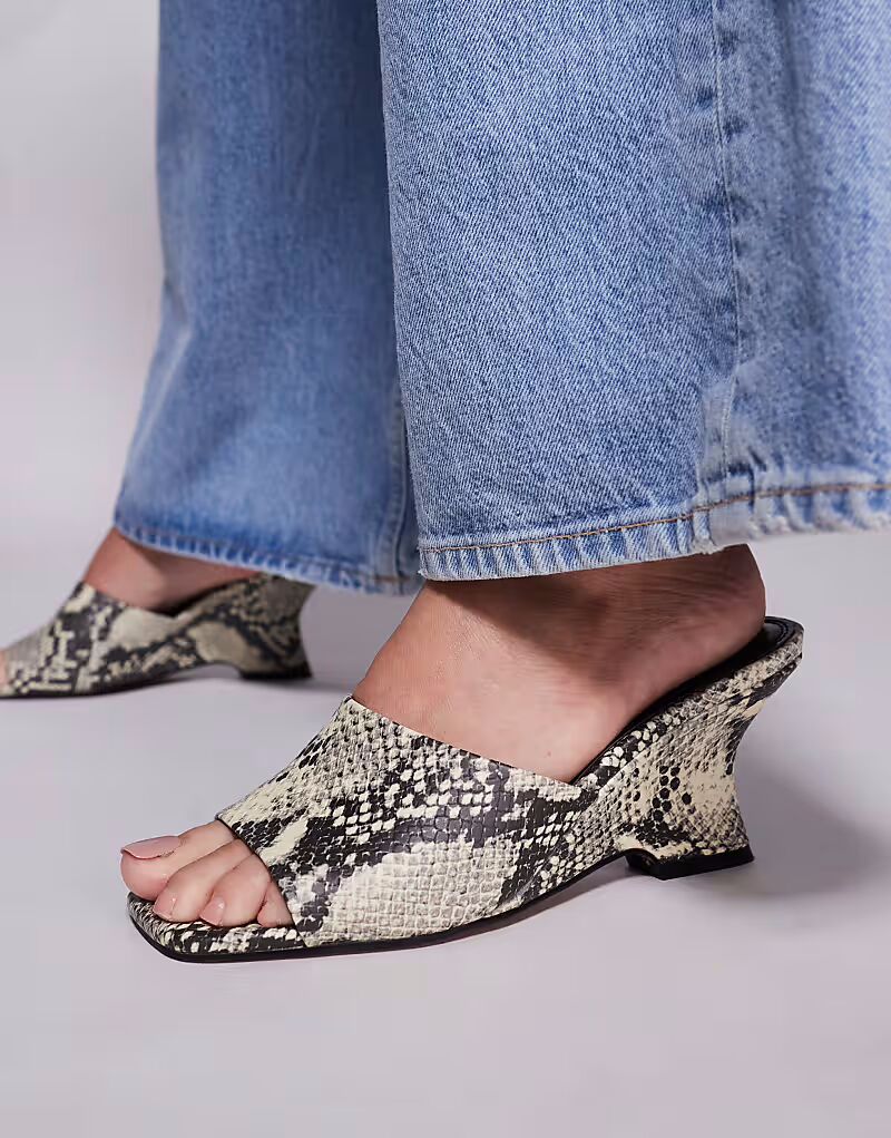ASOS DESIGN Trifle мюли на танкетке со змеиной отделкой — фото 4