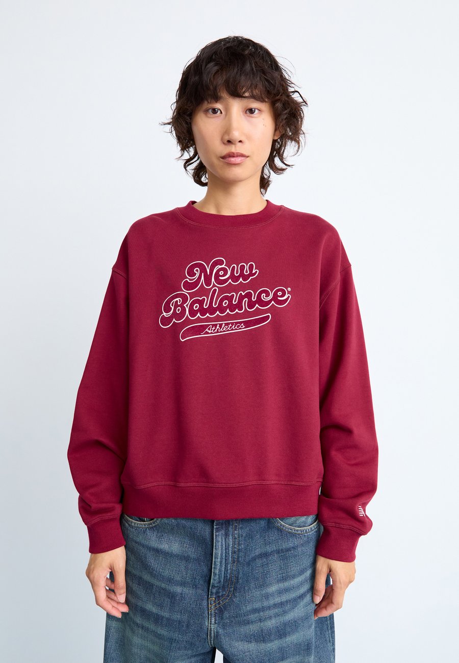 

Толстовка New Balance ATHLETICS LEGACY CREW, Red/Bordeaux