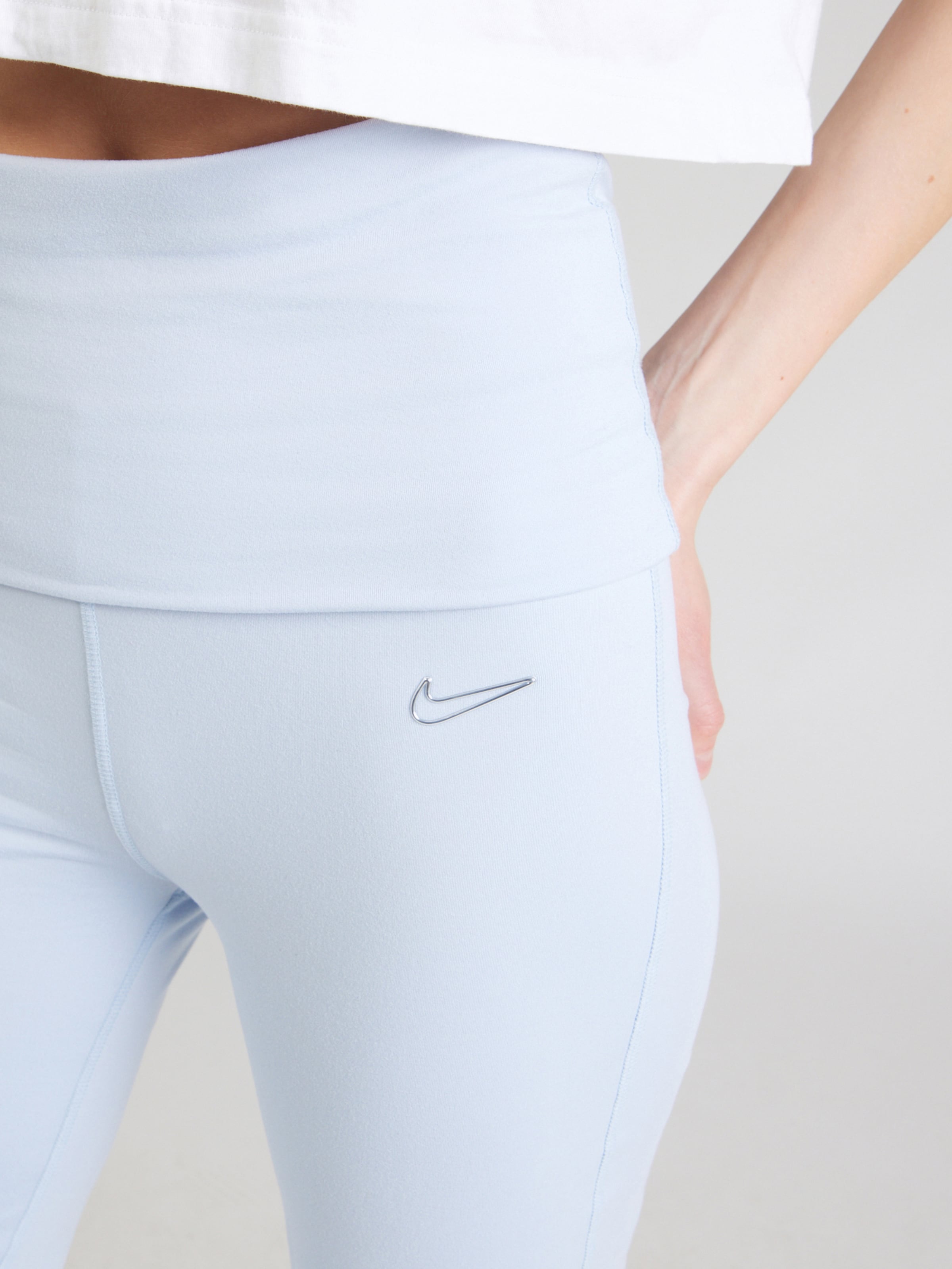 Nike Sportswear Расклешенные брюки в светло-голубом цвете — фото 2