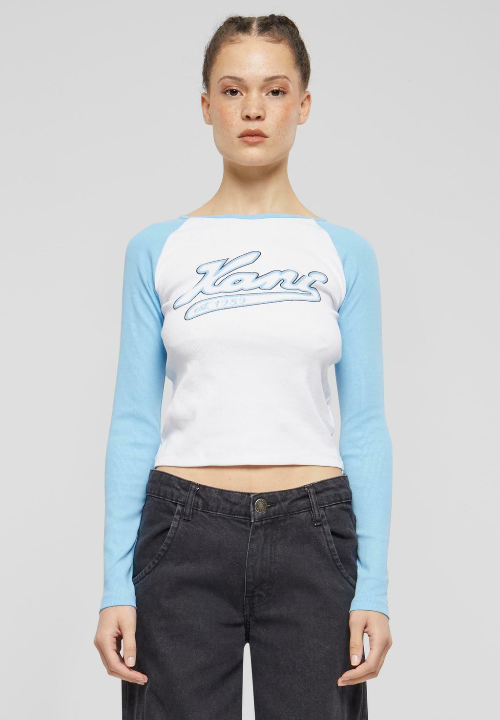 

Топ с длинными рукавами VARSITY CROP BLOCK Karl Kani, цвет white lightblue