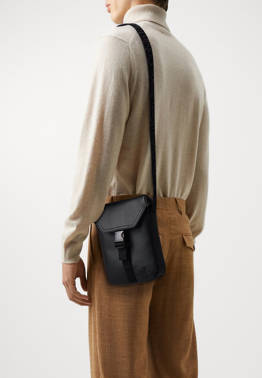 

Сумка через плечо ULTRALIGHT REPORTER FLAP Calvin Klein, черный