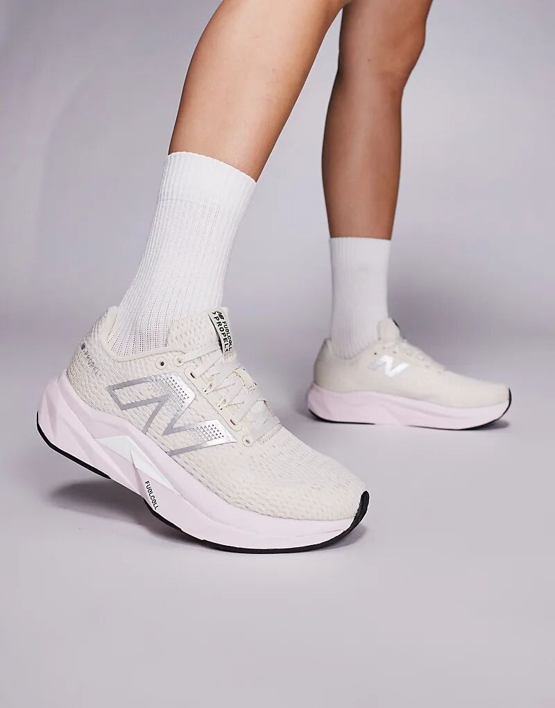 Кроссовки для бега New Balance Propel бежевого и розового цветов