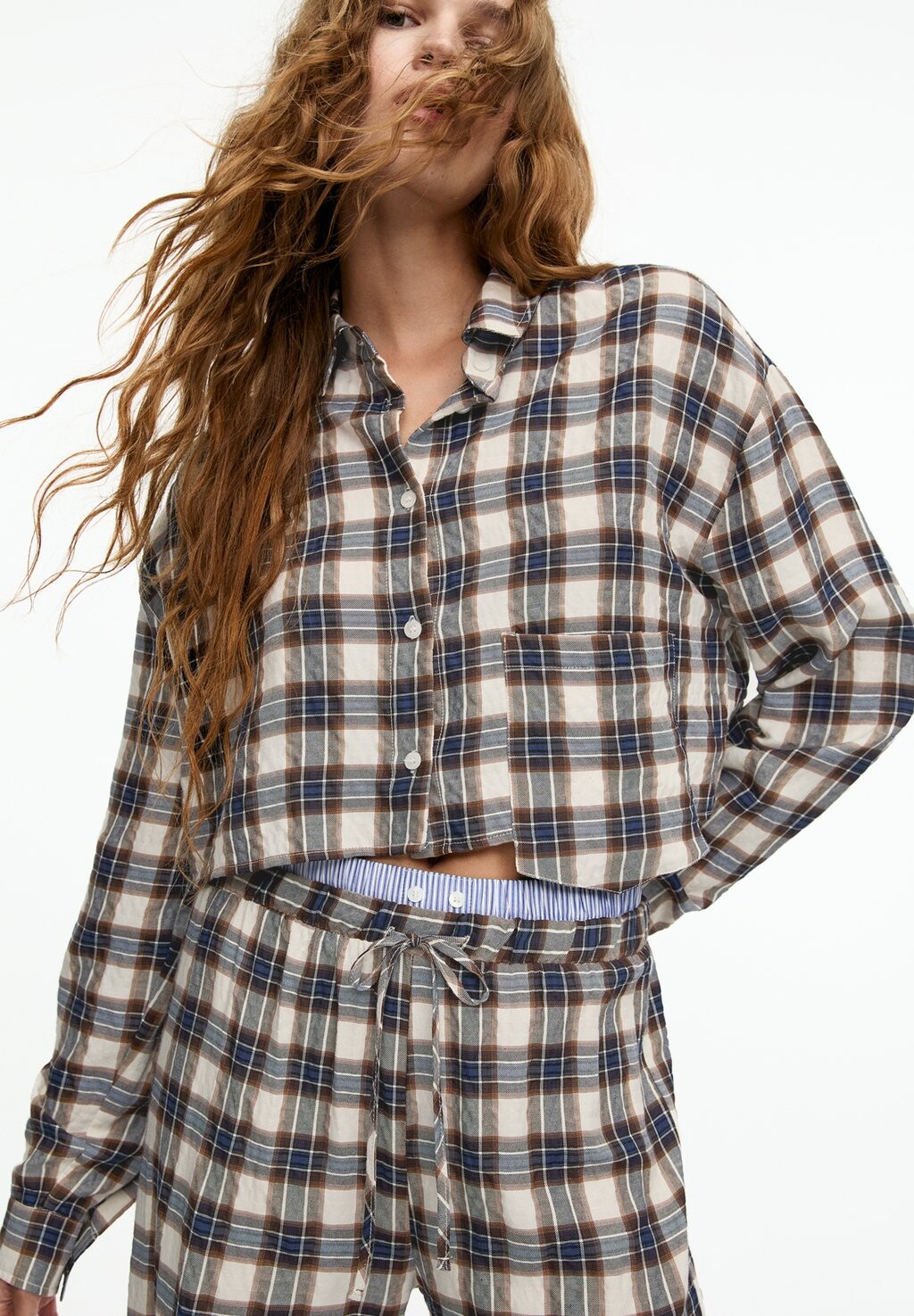 

Блузка на пуговицах CHECKED CROPPED PULL&BEAR, темно-синий