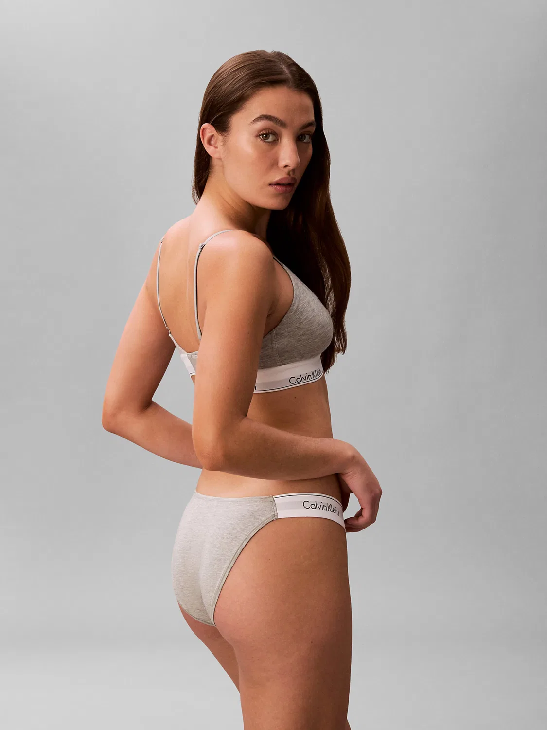 Трусики Calvin Klein светло-серого и серого цвета — фото 4