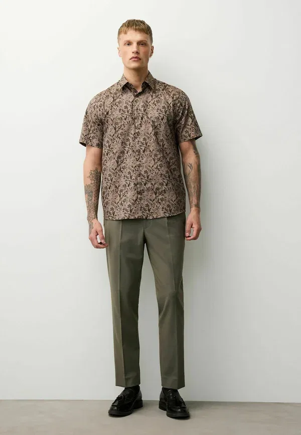Рубашка Next Regular fit short sleeve shirt, нейтральный коричневый флорал — фото 2
