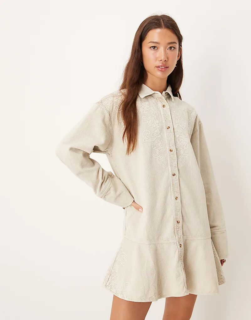 

Платье-рубашка мини ASOS DESIGN из вышитого вельвета с баской и подолом цвета песчаника