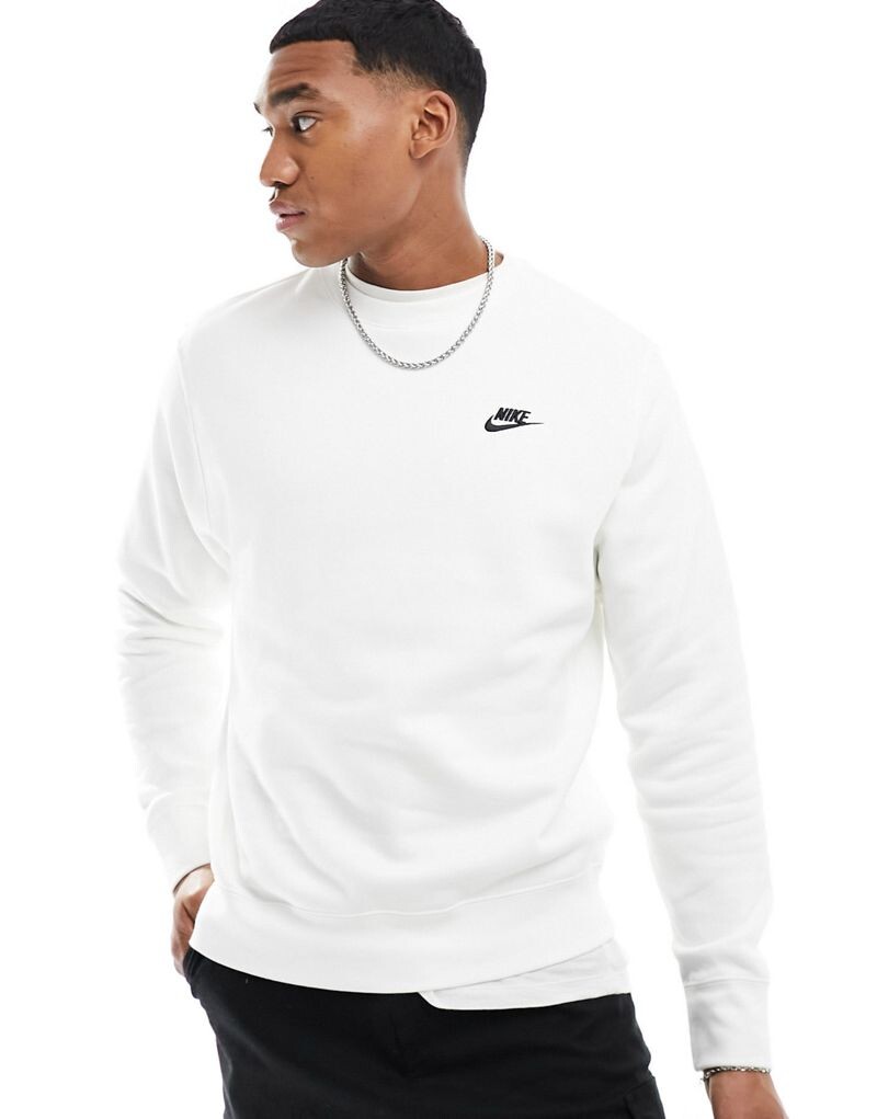 

Nike Club – белая толстовка с круглым вырезом