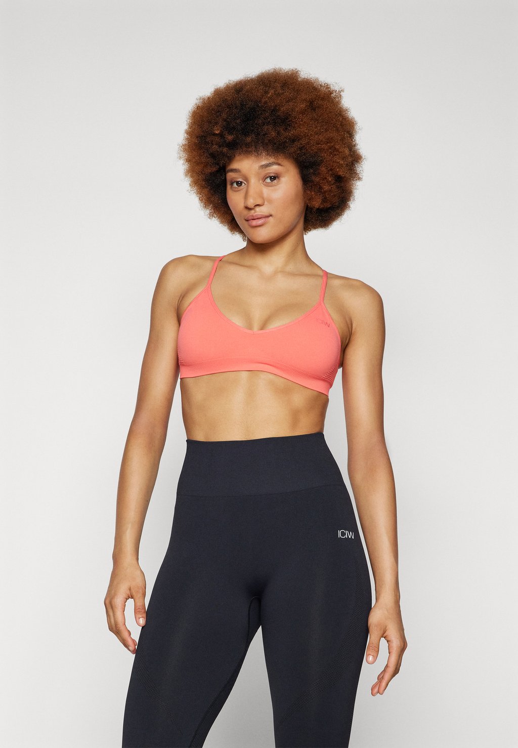

Спортивный бюстгальтер с легкой поддержкой IGNITE SEAMLESS MINIMAL BRA ICANIWILL, розовый