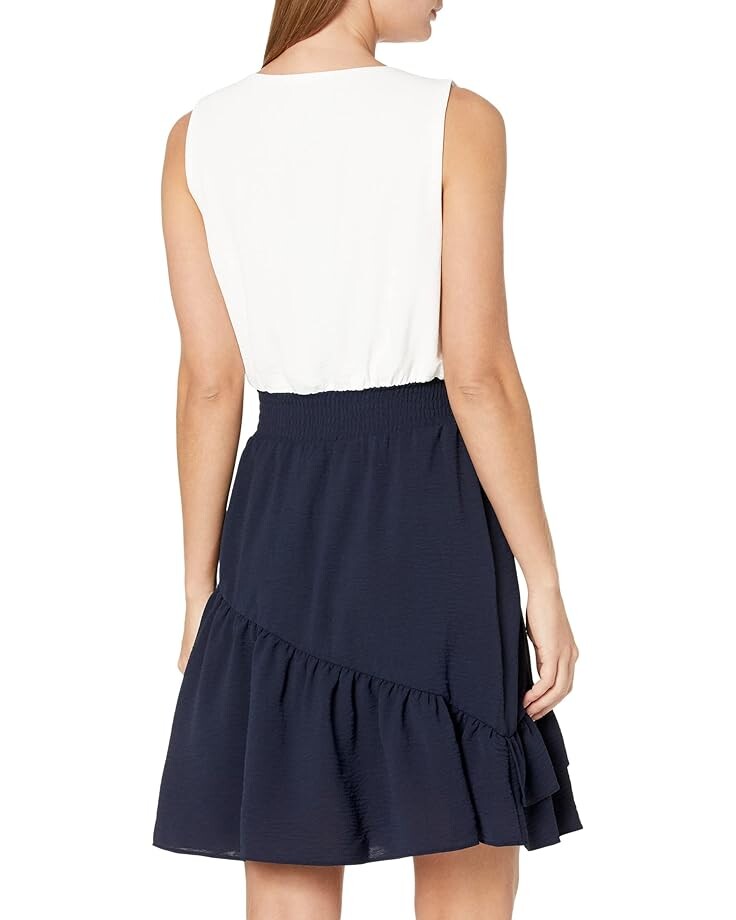 

Платье DKNY Sleeveless V-Neck Smocked Waist Ruffled Dress, цвет Ivory/Spring Navy